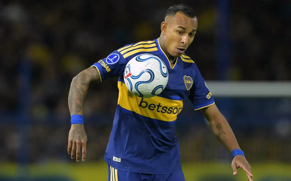 Atacante do Boca Juniors sofre lesão no tornozelo direito contra o Vasco e gera dúvida para o jogo de volta